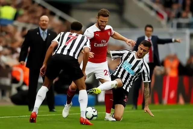 马兹拉维6次抢断9次对抗+2次解围 本赛季保持全勤